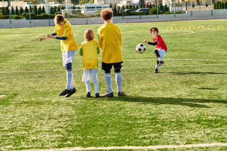 Un grupo diverso de niños pequeños, lleno de energía y entusiasmo, están participando activamente en un juego de fútbol. Están corriendo, pateando, pasando y animándose mutuamente en un partido amistoso y competitivo..