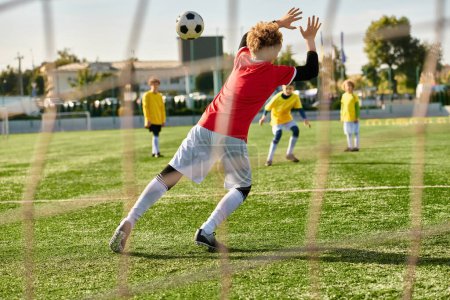 Dynamiczna scena rozwija się, gdy grupa młodych mężczyzn zaciekle rywalizuje w grze w piłkę nożną, biegając, mijając i strzelając do celu z niezaprzeczalną pasją i umiejętnościami.