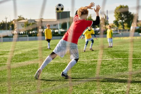 Una escena dinámica se desarrolla cuando un grupo de jóvenes compiten ferozmente en un juego de fútbol, correr, pasar y disparar hacia la meta con pasión y habilidad innegables..