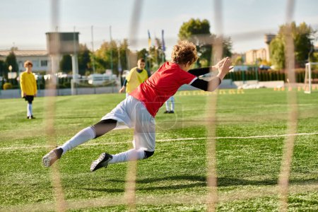 Un jeune homme, plein de détermination, donne un coup de pied à un ballon de football sur un vaste terrain. Son corps en mouvement, la balle volant dans les airs, capturant l'essence de l'athlétisme et de l'habileté dans le beau jeu.