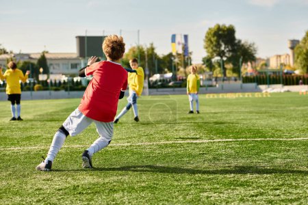 Grupa młodych mężczyzn zaangażowanych w intensywną grę w piłkę nożną na zielonym polu. Biegają, kopią i podają piłkę z wielkimi umiejętnościami i pracą zespołową, wszystko w duchu rywalizacji i zabawy.