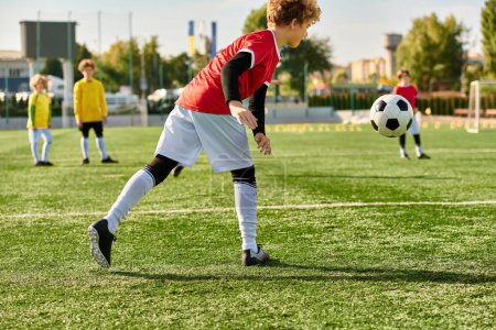 Un joven pateando una pelota de fútbol en un campo de hierba, mostrando determinación y habilidad en su juego.