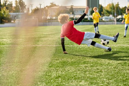 Un chico joven con una expresión decidida pateando una pelota de fútbol a través de un vasto campo verde, mostrando su pasión y habilidad para el deporte.