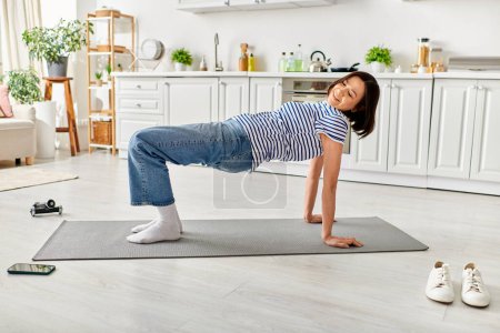 Chica joven con gracia practica yoga en la estera.
