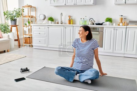 Reife Frau in gemütlicher Hauskleidung praktiziert Yoga auf einer Matte in ihrem Wohnzimmer.