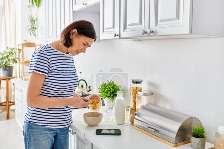 Una mujer en ropa de casa acogedora preparando comida en una cocina.