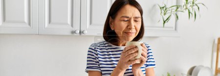 Eine stilvolle Frau hält eine warme Tasse Kaffee in ihren Händen.