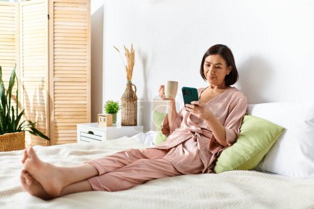 Eine elegante Frau in bequemer Homewear genießt einen ruhigen Moment auf einem Bett, in ein Buch vertieft.
