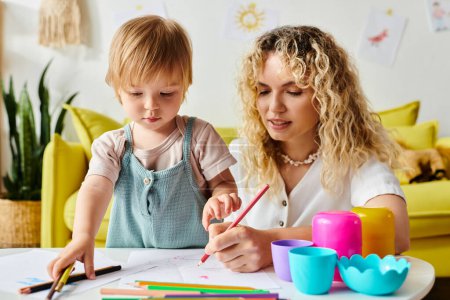 Eine Mutter mit lockigem Haar und ihre kleine Tochter sitzen an einem Tisch und üben sich zu Hause in Montessori-Pädagogik.