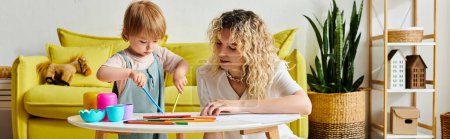 Una madre con el pelo rizado involucrándose activamente con su hija pequeña en una mesa, practicando métodos educativos Montessori en casa.