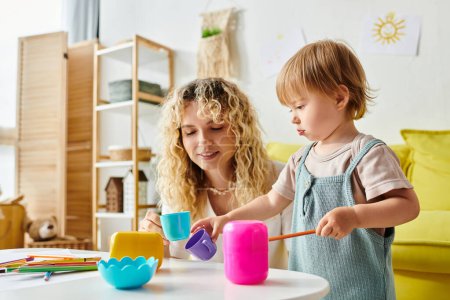 Une mère aux cheveux bouclés et sa fille en bas âge sont immergées dans le temps de jeu, en utilisant des jouets éducatifs Montessori à la maison.
