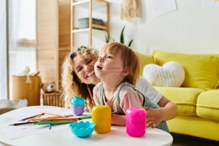 Une mère aux cheveux bouclés et sa fille en bas âge jouent joyeusement avec des jouets dans leur salon confortable.