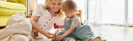 Eine lockige Mutter und ihre kleine Tochter spielen aktiv mit Montessori-Spielzeug auf dem Boden und fördern so eine starke Bindung.