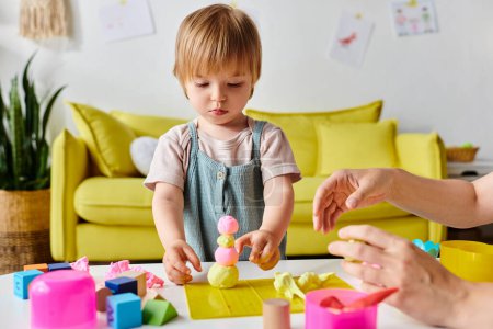 Téléchargez les photos : Mère et fille enfant interagissent avec les jouets Montessori, favorisant la créativité et l'apprentissage à la maison. - en image libre de droit