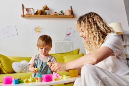Eine lockige Mutter und ihre kleine Tochter lernen spielerisch nach der Montessori-Pädagogik zu Hause.