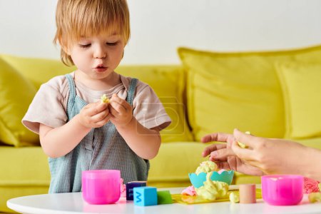 Foto de Madre y su hija pequeña participan en el juego Montessori y el aprendizaje en casa, explorando juguetes juntos en una pequeña mesa. - Imagen libre de derechos