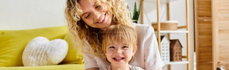 Eine lockige Mutter und ihre kleine Tochter teilen einen lachenden Montessori-Moment zu Hause.