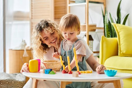 Eine lockige Mutter und ihre kleine Tochter genießen die Montessori-Zeit mit verschiedenen Spielsachen zu Hause.