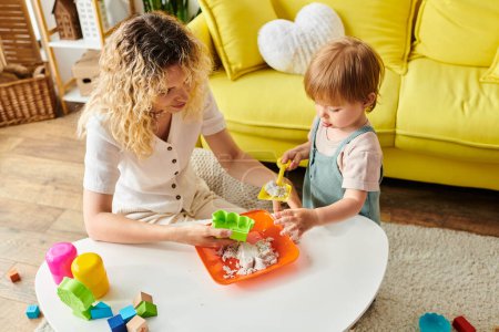 Una madre de pelo rizado y su hija pequeña participan en el método Montessori, jugando con juguetes en casa.