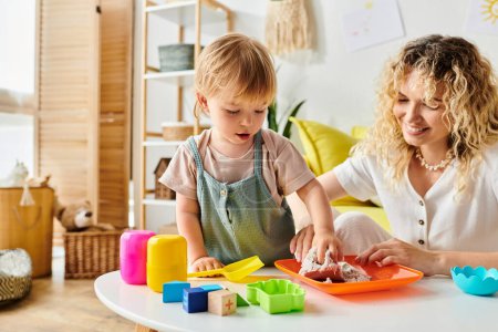 Una madre rizada y su hija pequeña están jugando felizmente con juguetes Montessori en casa, fomentando la creatividad y el aprendizaje.