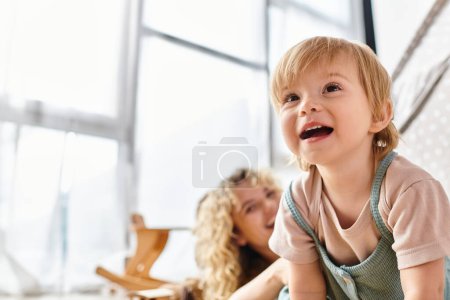 Foto de Una niña con una expresión sorprendida sonriendo frente a una ventana en casa. - Imagen libre de derechos
