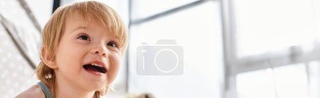 Ein kleines Mädchen mit einem überraschten Gesichtsausdruck steht zu Hause vor einem Fenster.