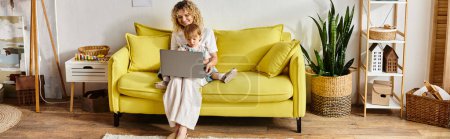 Eine Frau mit lockigem Haar sitzt auf einem gelben Sofa, konzentriert auf ihrem Laptop..