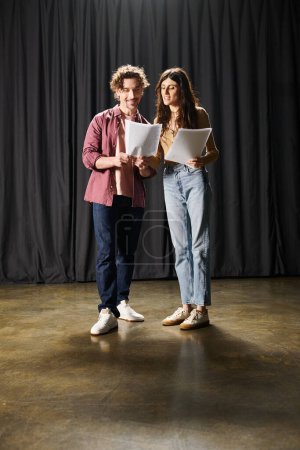 Téléchargez les photos : Un bel homme et une belle femme se tiennent côte à côte pendant les répétitions de théâtre. - en image libre de droit