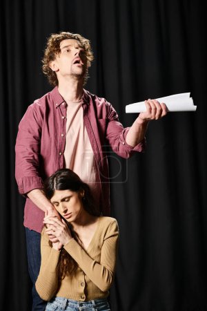 Un hombre y una mujer ensayando con un papel.