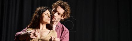 Foto de Un hombre y una mujer están juntos con confianza en un escenario de teatro. - Imagen libre de derechos