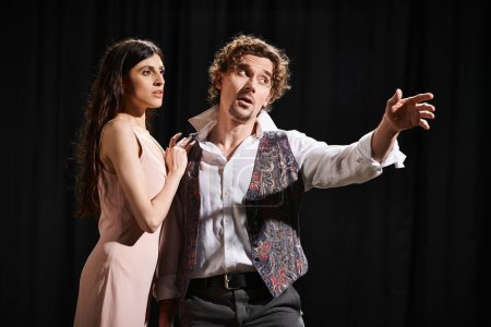 Un hombre y una mujer actuando en el escenario durante los ensayos.