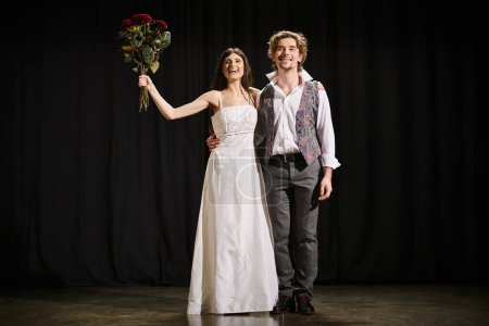 Foto de Un hombre guapo y una hermosa mujer posan en el escenario durante los ensayos de teatro. - Imagen libre de derechos