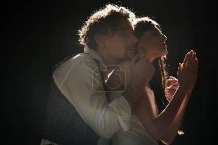 Foto de Un hombre y una mujer guapos se abrazan apasionadamente durante los ensayos de teatro. - Imagen libre de derechos