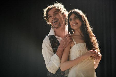 Téléchargez les photos : Un bel homme et une belle femme se tiennent ensemble pendant les répétitions du théâtre. - en image libre de droit