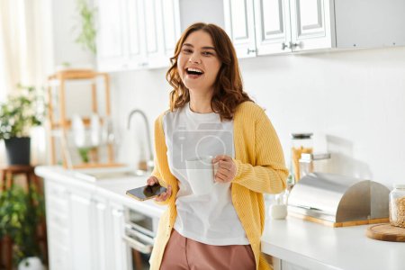 Téléchargez les photos : Femme d'âge moyen avec café dans la cuisine. - en image libre de droit