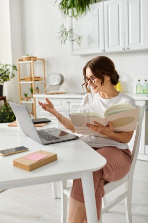 Téléchargez les photos : Middle-aged woman engrossed in work on laptop at table. - en image libre de droit