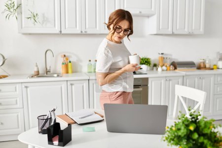Femme d'âge moyen tenant une tasse de café dans une cuisine confortable.