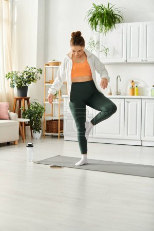 Frau mittleren Alters praktiziert anmutig Yoga auf Matte im gemütlichen Wohnzimmer.