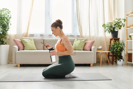 Mujer de mediana edad meditando serenamente sobre una esterilla de yoga en una acogedora sala de estar.