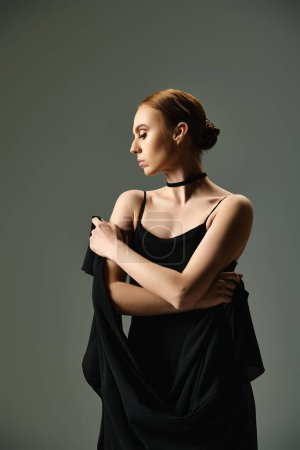 Foto de Elegante bailarina en vestido negro alcanza una pose. - Imagen libre de derechos