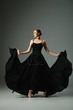 Foto de Joven bailarina en vestido negro bailando con gracia. - Imagen libre de derechos
