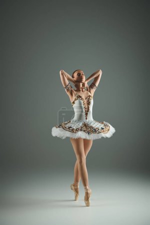 Junge, schöne Ballerina in weißem Tutu posiert.