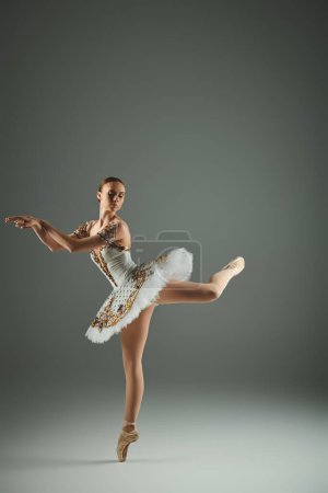 Bailarina elegante en tutú blanco y falda bailando elegantemente en el escenario.