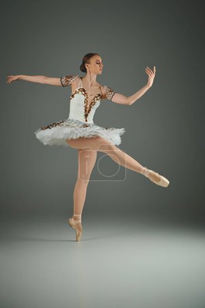 Eine junge, schöne Ballerina tanzt energisch in einem fließenden weißen Kleid.