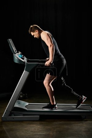 Un homme avec une jambe prothétique court sur un tapis roulant dans une salle de gym, faisant preuve de détermination et de force pour surmonter les obstacles.