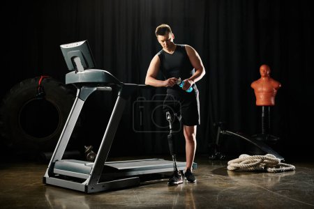 Un hombre discapacitado con una pierna protésica se para en una cinta de correr en una habitación oscura, perseverando durante su entrenamiento.