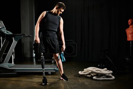Téléchargez les photos : Un homme avec une jambe prothétique se tient à côté d'une machine complexe dans une pièce faiblement éclairée, explorant son design complexe. - en image libre de droit