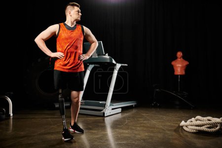 Ein behinderter Mann mit Beinprothese steht selbstbewusst vor einem Laufband in einem Fitnessstudio, bereit für sein Workout.