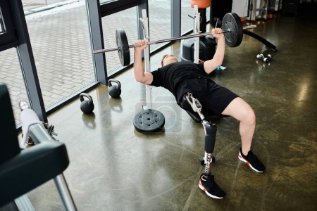 Un homme avec une prothèse de jambe effectue un soulèvement puissant dans une salle de gym, montrant détermination et force.