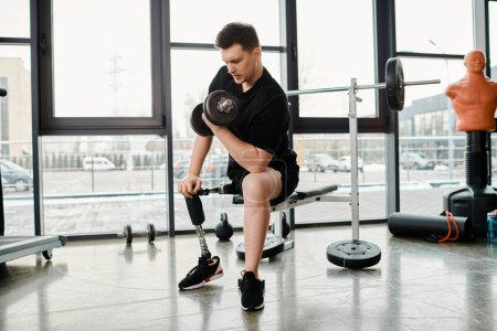 Foto de Un hombre determinado con una pierna protésica haciendo un ejercicio en cuclillas con una barra en el gimnasio. - Imagen libre de derechos